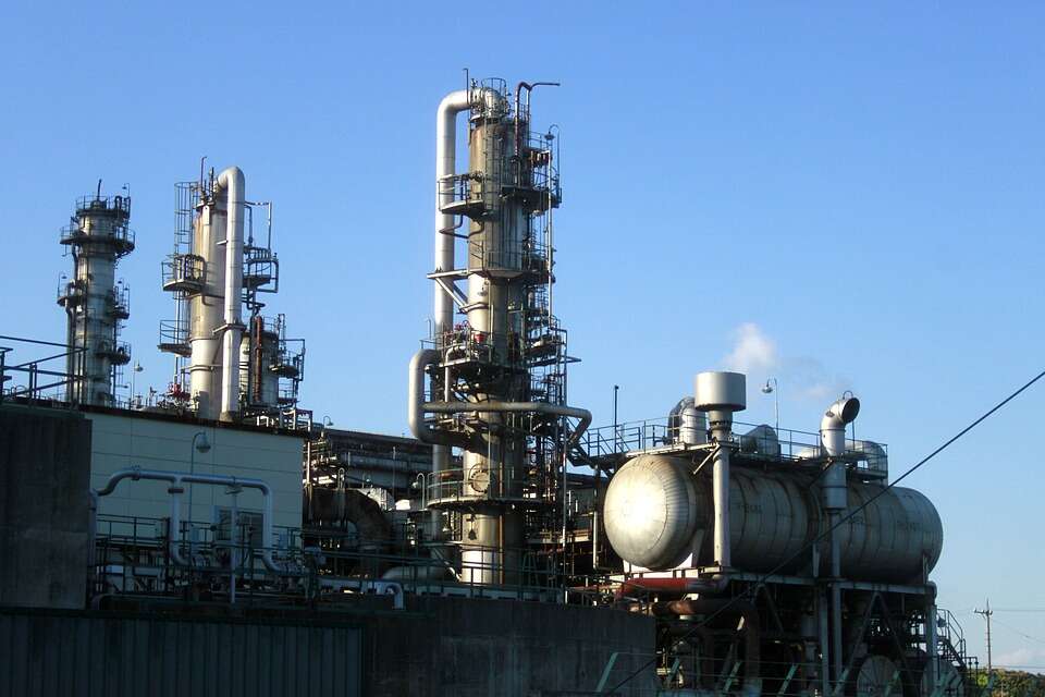 Chemical process plant with fractionation towers