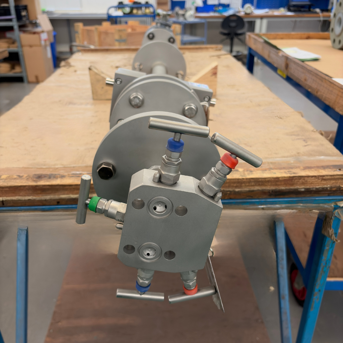 Close view of a high pressure retractable averaging pitot tube assembly