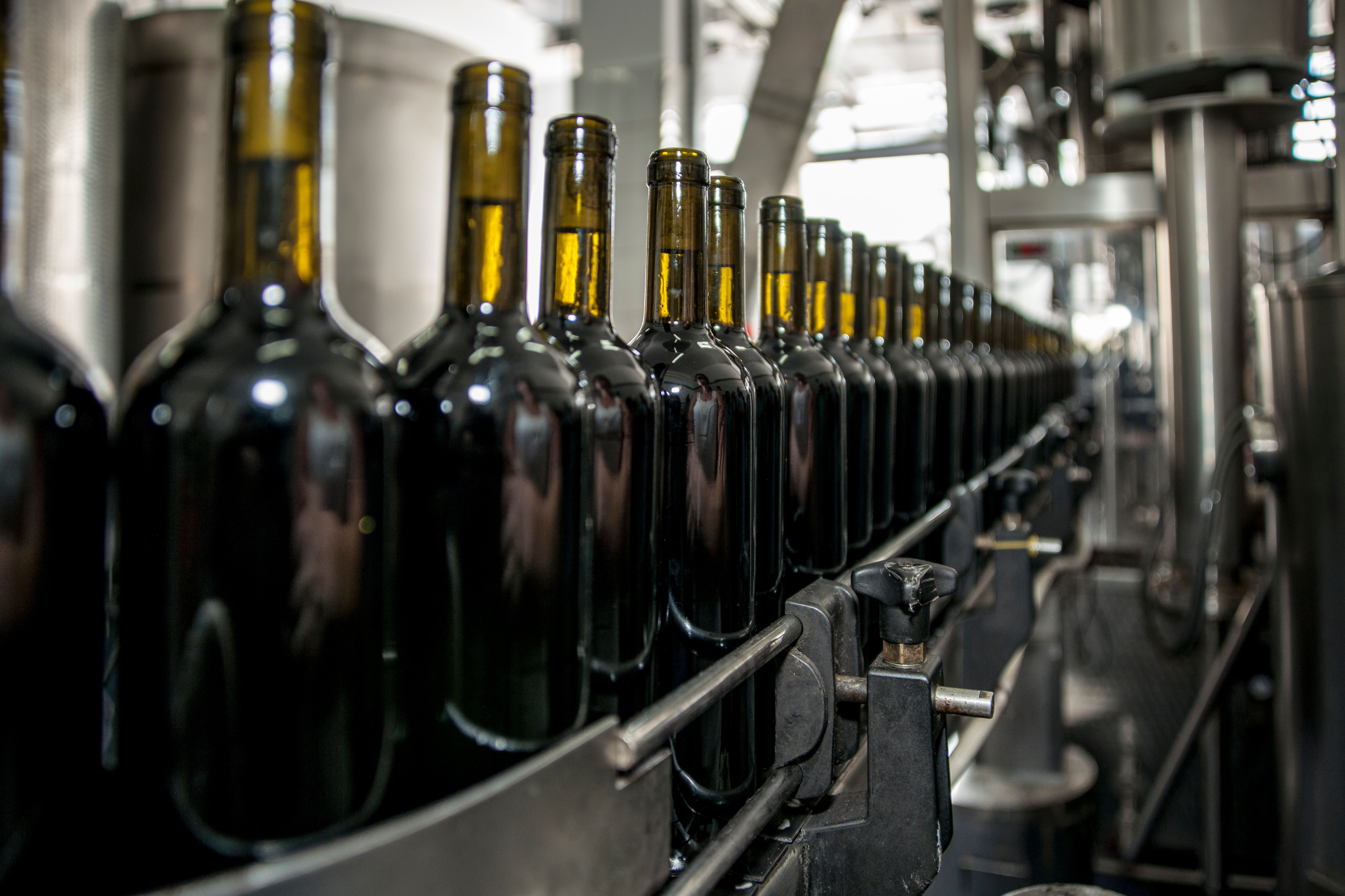 Food and beverage production line with glass bottles